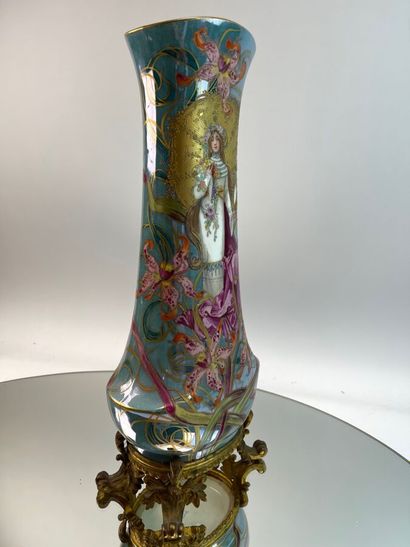 SEVRES Vase balutre en porcelaine à décor...