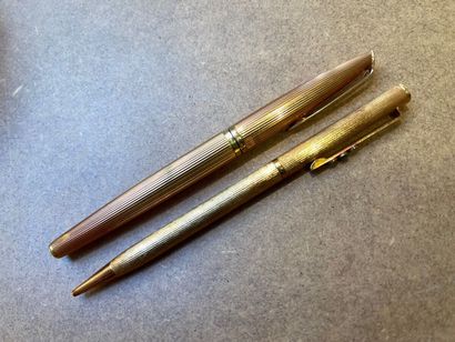 2 stylos en or comprenant: 

CHAUMET critérium...