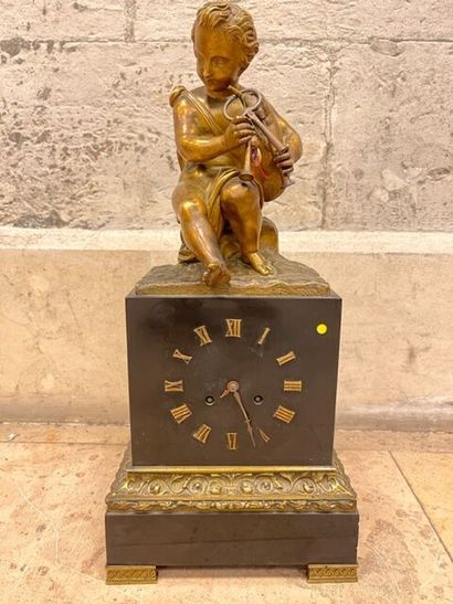 Horloge en marbre et bronze figurant un putto...