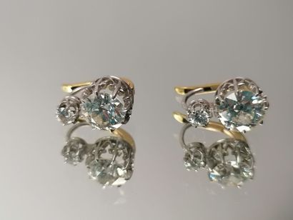 Paire de boucles d'oreilles en or jaune et...