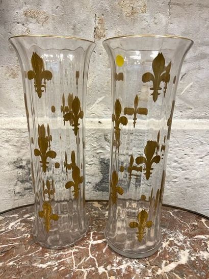 Paire de vases en cristal à décor de fleurs...