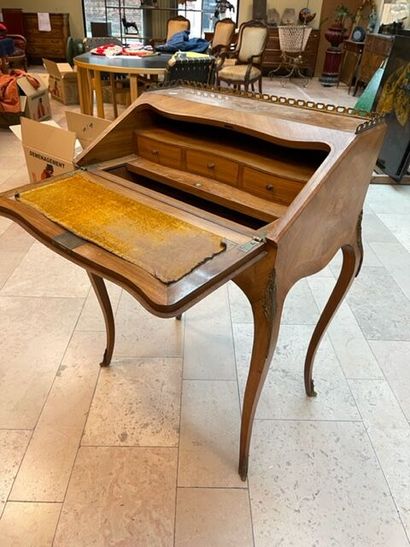 Bureau dos d'âne à abattant en bois marqueté...