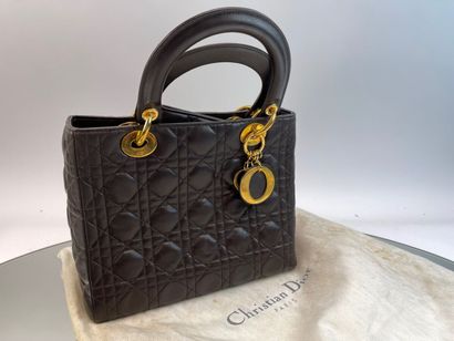 DIOR- Sac Lady Dior en cuir matelassé chocolat,...