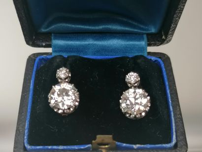 Paire de boucles d'oreilles en or jaune et...