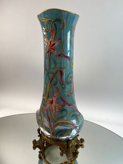 SEVRES Vase balutre en porcelaine à décor...