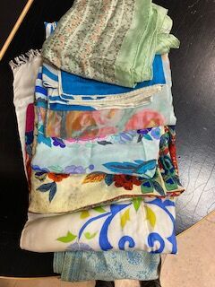 Lot de foulards divers et collants DIOR et...