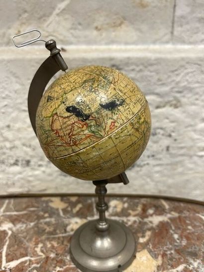 Globe terrestre miniature, signé J.L. and...