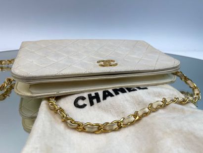 CHANEL- Sac en cuir blanc, logo doré, intérieur...