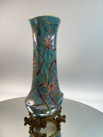 SEVRES Vase balutre en porcelaine à décor...