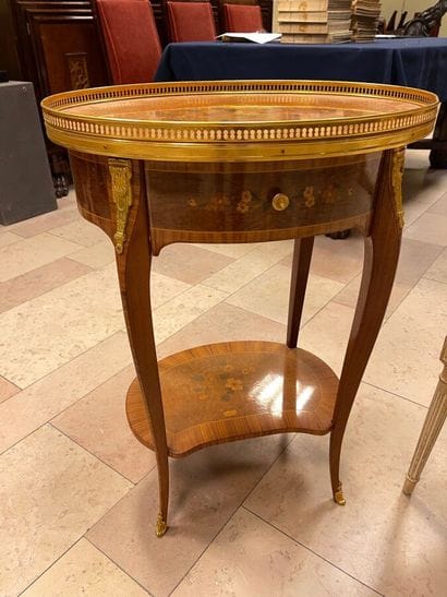 Table volante de style néo Louis XV en marqueterie...