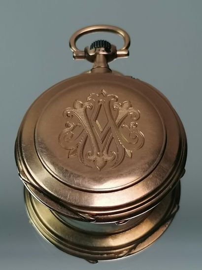 Montre de col en or jaune, monogrammée AV...