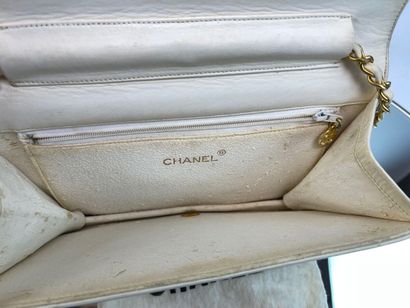 CHANEL- Sac en cuir blanc, logo doré, intérieur...