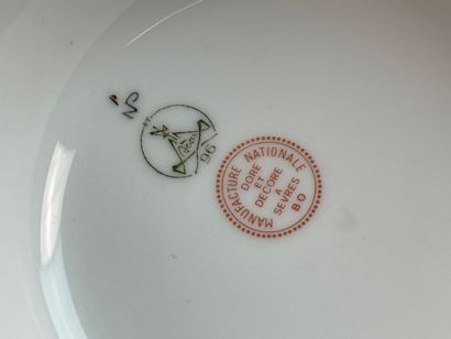 SEVRES- Rafraîchissoir en porcelaine à décor...