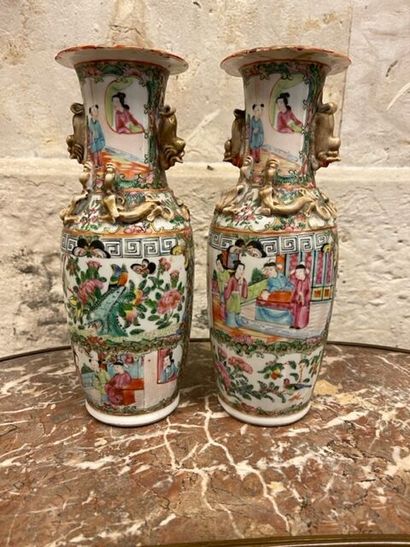 CHINE- Paire de vases en porcelaine de Canton....