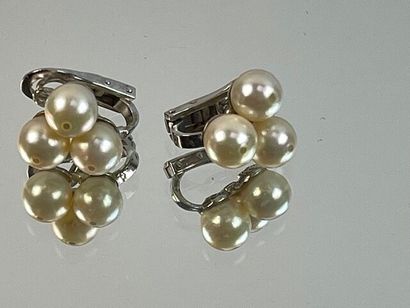 Paire de clips d'oreilles en or blanc ornés...