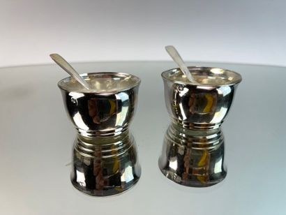 Paire de coquetiers en argent et verre. PB:...