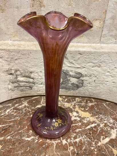 Vase soliflore en verre violine à décor de...
