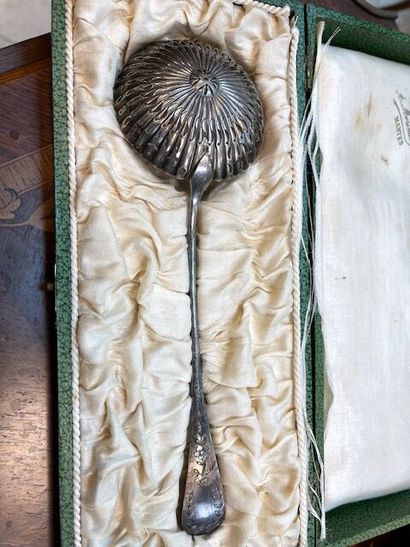 2 cuillères à saupoudrer en argent. 36 grs...