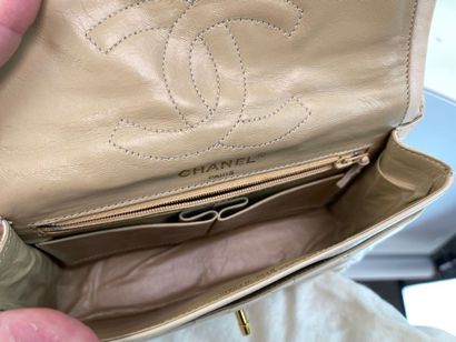 CHANEL- Sac en cuir matelassé blanc, intérieur...
