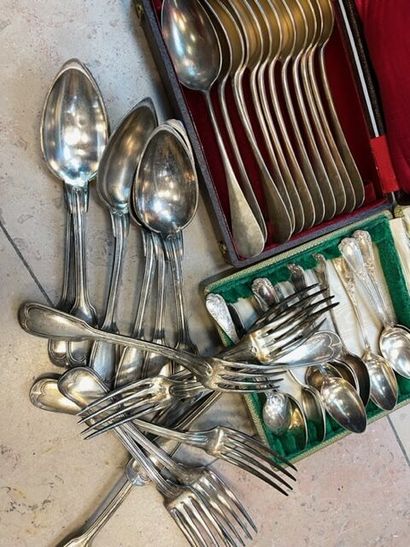 Ménagère de 6 couverts en métal argenté,...
