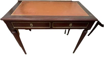 Bureau de style Louis XVI en acajou et placage...