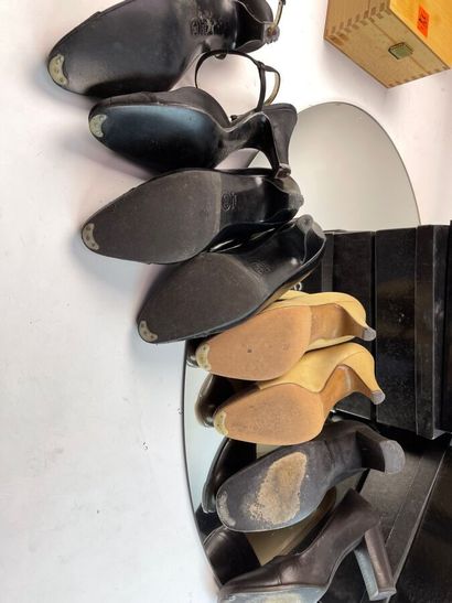 CHANEL- Lot comprenant :

Paire d'escarpins...