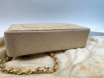 CHANEL- Sac en cuir matelassé blanc, intérieur...