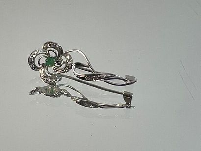 Broche en or blanc à décor d'une fleur, petite...