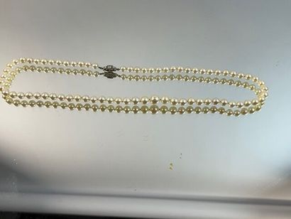 Collier de perles avec fermoir en or blanc...