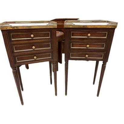 Paire de tables de chevet de style Louis...