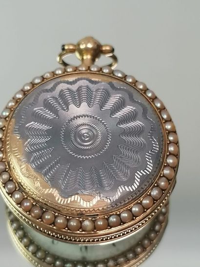 Montre de col en or jaune et émail dans un...