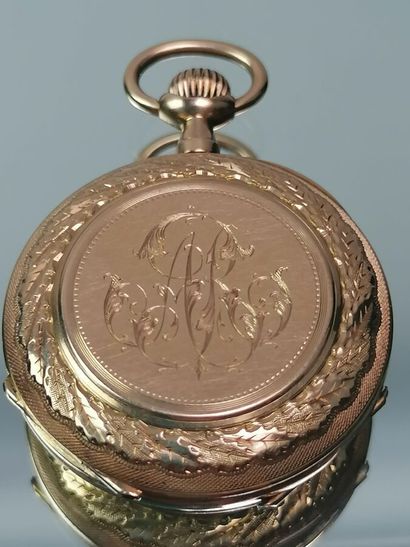 Montre de col en or jaune à décor de feuillages...
