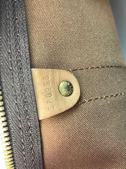 Louis VUITTON- Sac de voyage en toile, monogrammé....