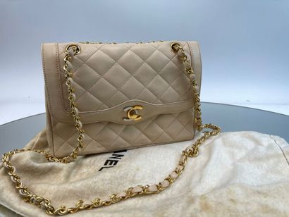 CHANEL- Sac en cuir matelassé blanc, intérieur...