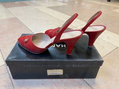 CHANEL- Lot comprenant :

Paire d'escarpins...