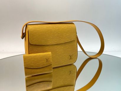 LOUIS VUITTON- Sac en cuir épi jaune, on...