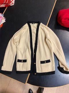 CHANEL- 2 gilets en cachemire blanc et noir...