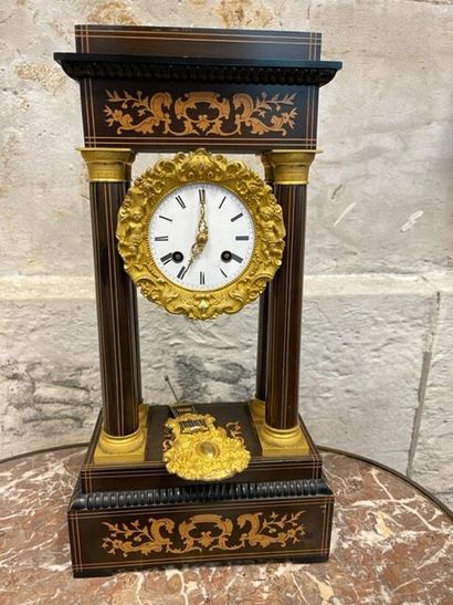Pendule portique en bois marqueté, XIXème...