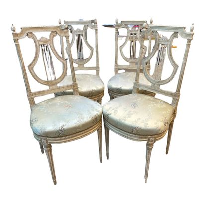 4 chaises à dossiers lyre en bois laqué crème...