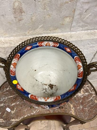 Cache-pot en porcelaine Imari, monté en bronze...