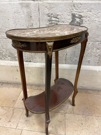 Table rognon en bois de placage et dessus...