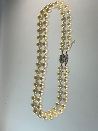 Collier de perles ras de cou avec fermoir...