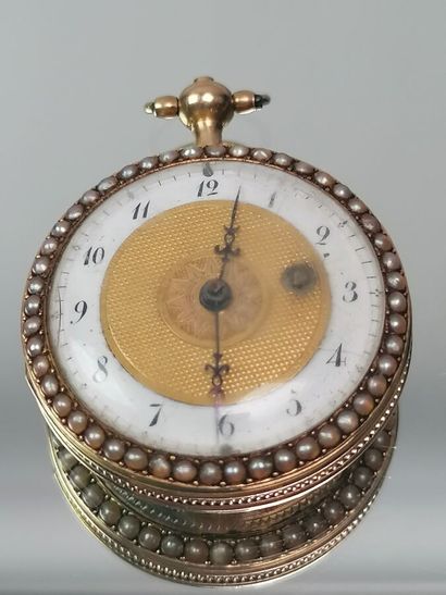 Montre de col en or jaune et émail dans un...