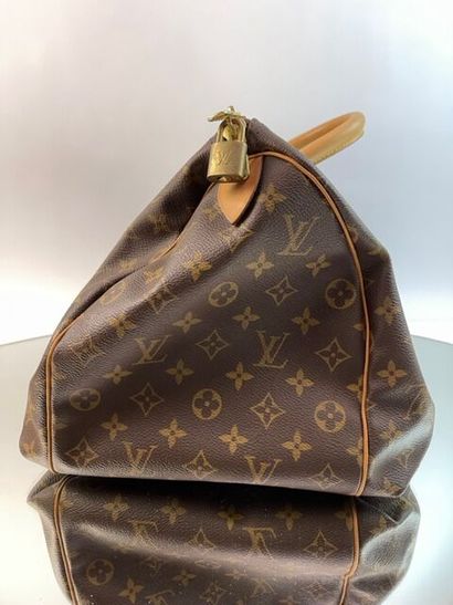 Louis VUITTON- Sac de voyage en toile, monogrammé....