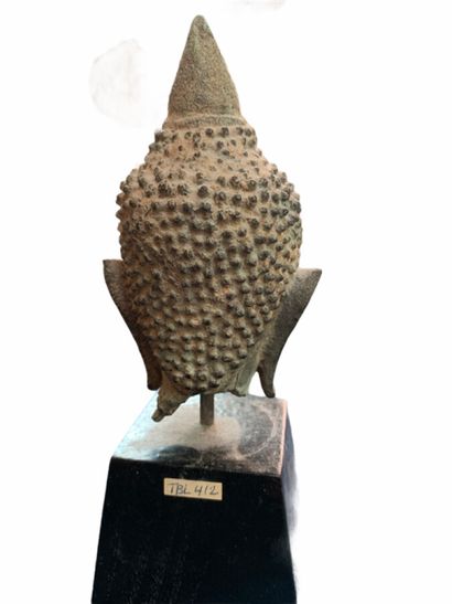 Tête en bronze dans le goût Asie du Sud-Est....