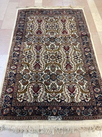 Tapis Punjab en laine et soie sur fond crème...