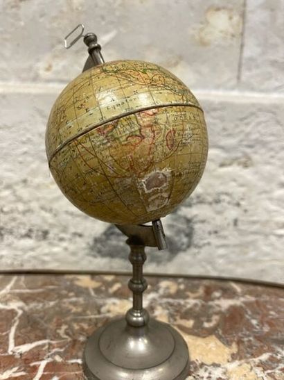 Globe terrestre miniature, signé J.L. and...