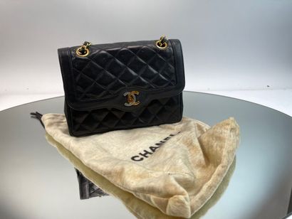 CHANEL- Sac en cuir matelassé noir, intérieur...