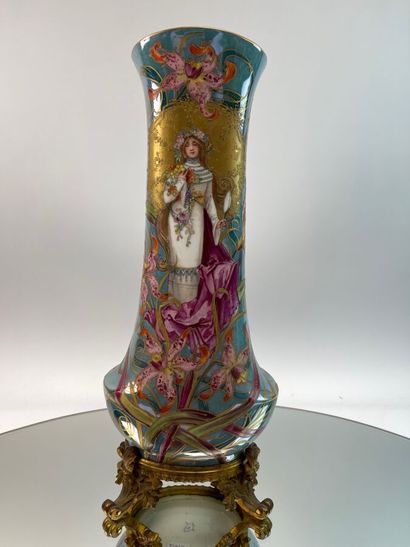 SEVRES Vase balutre en porcelaine à décor...