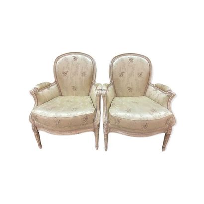 Paire de bergères en bois laqué blanc piètement...
